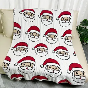 Vue de detail d'une douce couverture de Noel avec pere noel, plaid moelleux pour salon hiver.