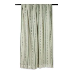 Vue détaillée de la couverture jetée tissée en jacquard avec rayures et franges élégantes.