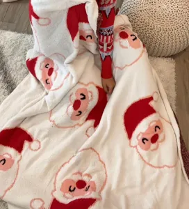 Couverture polaire de Noël douillette avec joli motif de Père Noël jeté doux pour les fêtes.