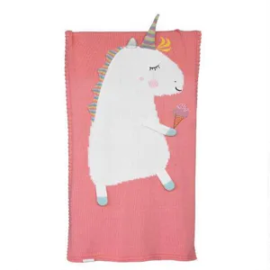 Rosa Strick-Babydecke Detailansicht mit handgefertigtem 3D-Einhorn und Eiscreme-Motiv.