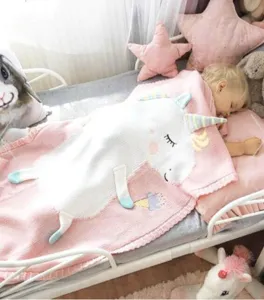 Nahaufnahme der kuscheligen Kinder Strick Einhorn Decke im Schlafzimmer, zartes Rosa.