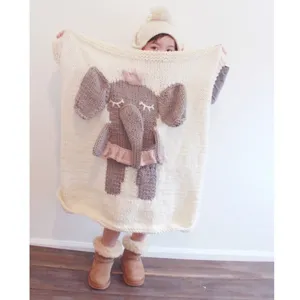 Detailaufnahme der handgemachten Strickdecke mit süßem 3D-Elefanten-Design für Kinder.