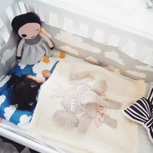 Handgemachte 3D Strick Babydecke mit süßem Tiermotiv, weiche Wolldecke für Kinderbett und Bett.