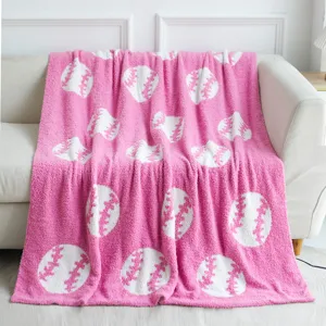 Accogliente coperta rosa soffice con motivi da baseball bianchi, dettaglio plaid in ciniglia.