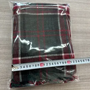 Gekleurde ruit chenille deken detailweergave met textuur en afmetingen.