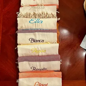 Toalla de playa turca personalizada con rayas coloridas, borlas y bordado de nombre.