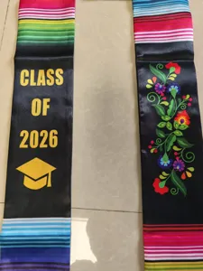 Vue détaillée de l'écharpe de remise de diplôme noire avec rayures mexicaines et broderie.