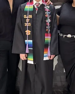 Vue rapprochée de l'étole de graduation mexicaine avec rayures colorées et broderie florale.