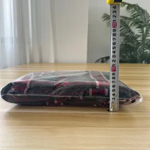 Detailweergave die de gevouwen dikte toont van de ruiten chenille bankdeken in een zak.