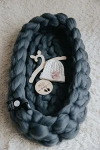 Handgemachtes dunkelgraues grob gestricktes Babynest Fotografie-Requisiten-Set mit Mütze.