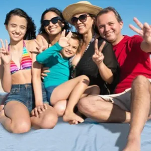 Großes türkisches Baumwoll-Strandtuch mit Fransen, weich und bequem für Sommerreisen.