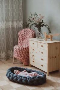 Handgemachte klobige Strick Babynest für Neugeborenen Fotografie Requisite und gemütliches Bett.