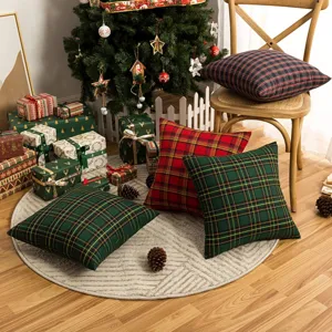 Detailansicht des klassischen karierten Kissenbezugs in einer weihnachtlichen Dekorszene.