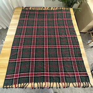 Zachte chenille plaid met franjes, decoratieve geruite dekking voor de bank, bed en camping.