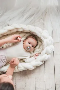 Handgefertigtes dickes Strick Babynestchen Neugeborenen Fotografie Requisite weisse Schale