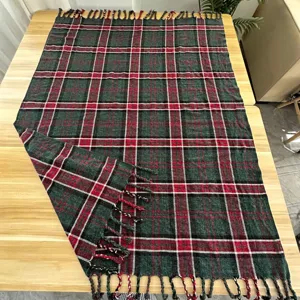 Chenille plaid ruit detail weergave zachte textuur franje rand voor knus comfort.