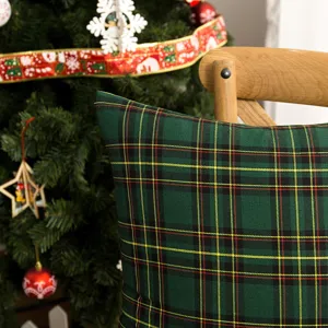 Grüner Kissenbezug mit Karomuster und klassischem Tartan-Design für Sofadekoration.