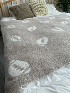 Morbida coperta marrone con stampa football plaid accogliente per arredo camera letto