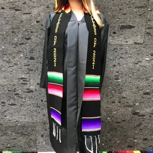 Étole de remise des diplômes mexicaine personnalisée avec des rayures colorées et de la broderie.