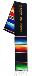 Vue détaillée de l'étole de remise des diplômes mexicaine colorée avec texte brodé.