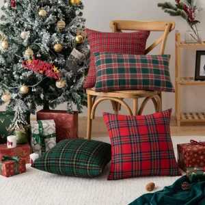Weihnachtsmotiv rot grün karierter Kissenbezug Detailansicht fur gemütliche Heimdeko.