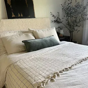 Cozy cotton woven grid throw blanket with tassel fringe, perfect for autumn winter decor.
