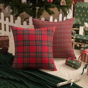 Weihnachten rot karierter Kissenbezug fuer ein gemuetliches Sofa Wohnzimmer Deko.