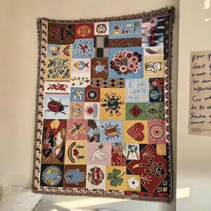 Gewebter Wandteppich Wohndecke mit buntem kuenstlerischem Patchwork-Design fuer die Wohnkultur.