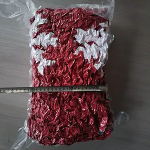 Couverture en grossiere maille emballee sous vide rouge blanc fil chenille deco salon