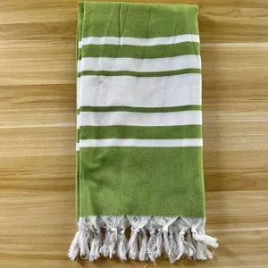 Grün-weiß gestreiftes türkisches Strandtuch mit Quasten, weiches Baumwoll-Badetuch Detail.