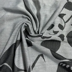 Detailansicht der gewebten Jacquarddecke mit niedlichem Pandamuster in Schwarz und Weiß.