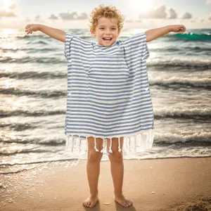 Kinder Strandtuch Poncho blau weiß gestreift mit Fransen und Tasche für den Badespaß am Meer.