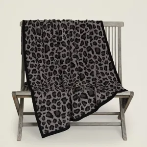 Accogliente coperta in maglia con stampa leopardata e bordo nero, morbido plaid in pile.