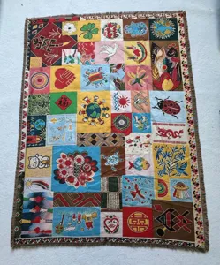 Nahaufnahme einer bunten gewebten Jacquard-Wandteppichdecke mit globalen Volkskunstmotiven.