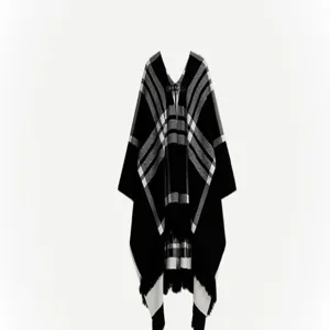 Zwart-wit geruite gebreide cape sjaal, stijlvol franje ontwerp voor dames herfst buitenkleding.