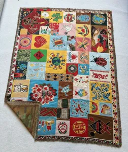 Detailansicht des gewebten Jacquard-Wandteppichs mit multikulturellen Folk-Art-Mustern.