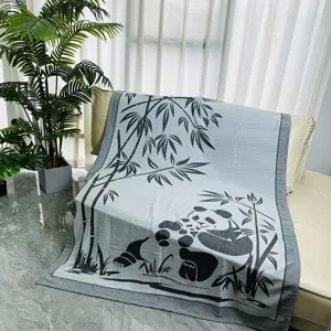 Detailansicht der gewebten Jacquard-Pandadecke mit einem eleganten Bambusmuster.
