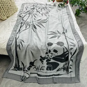 Gewebte Jacquard Wohndecke mit traditionellem Panda und Bambusmuster fuer Sofa und Bett.