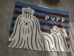 Detailansicht der blauen und braunen gestreiften Fleecedecke mit süßem Cartoon Hundemotiv.