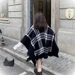 Dames zwart-witte ruit gebreide sjaal cape, stijlvolle herfst bovenkleding achterkant.