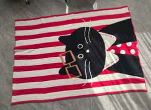Gemütliche Cartoon Katze Fleecedecke, rot-weiße Kuscheldecke für Sofa und Bett im Alltag.