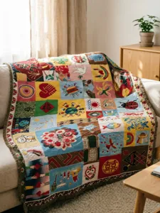 Detailansicht der kunstvollen gewebten Jacquarddecke mit buntem Patchwork-Design für das Sofa.