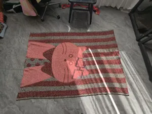 Cartoon Katzen Plüsch Decke Detailansicht, weiches Flanell Material für gemütliches Sofa.