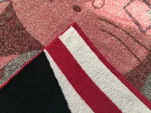 Nahaufnahme der dicken Plüschdecke mit weicher Textur und lebendig gefärbten Streifen.