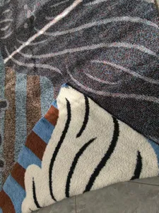 Nahaufnahme der Plüsch-Katzendecke mit weicher Federgarn-Textur und warmem Material.