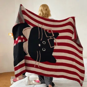 Gemütliche rot-weiß gestreifte Decke mit niedlichem schwarzem Katzenmuster, weicher Kuscheldecke.