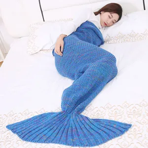 Morbida coperta lavorata a maglia a forma di coda di sirena ideale per relax in casa.