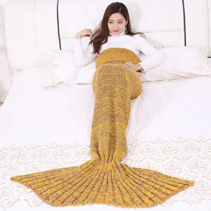 Coperta coda di sirena in maglia gialla e viola, morbido plaid accogliente per relax sul divano.