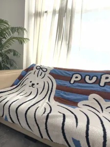 Nahaufnahme der kuscheligen Plüschdecke mit niedlichem Tiermotiv und PUP-Textaufdruck.