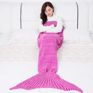Coperta a coda di sirena lavorata a mano, morbida e accogliente dettaglio da letto.